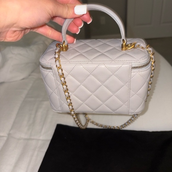 Chanel Ivory Quilted Mini Bag with Gold Accents - Picture 4 of 7
